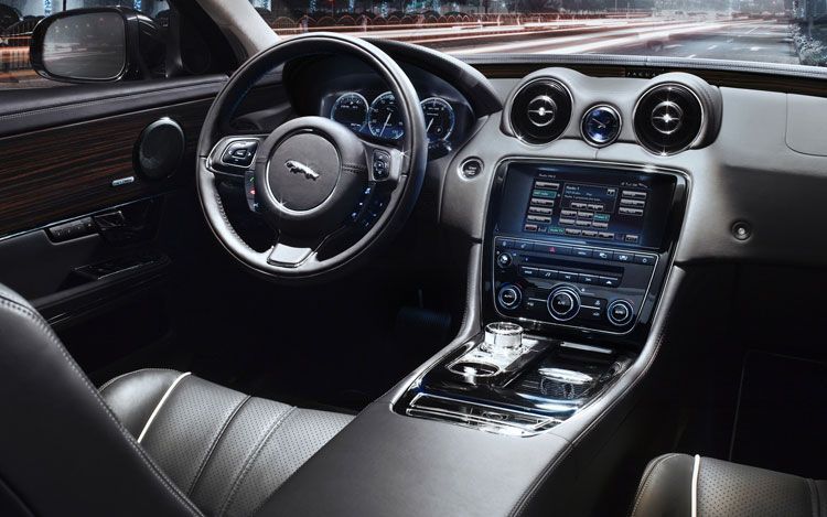 2010-jaguar-XJ-fort-myers-marazzi-motors-cockpit.jpg