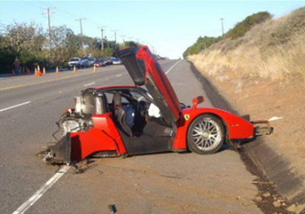 Wrecked Ferrari Enzo.bmp
