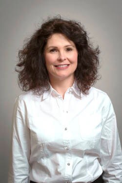 Lianne Rae<br /><span style='font-weight:normal; font-size:85%;'>Financial Services</span>