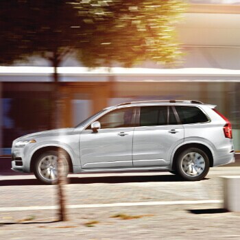Volvo XC90 | Driving through town