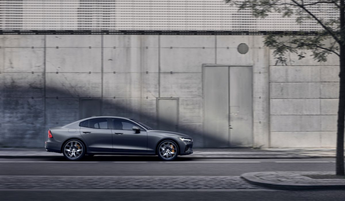 2019-Volvo-S60-Momentum-T8-Sedan-L01 (1).jpeg