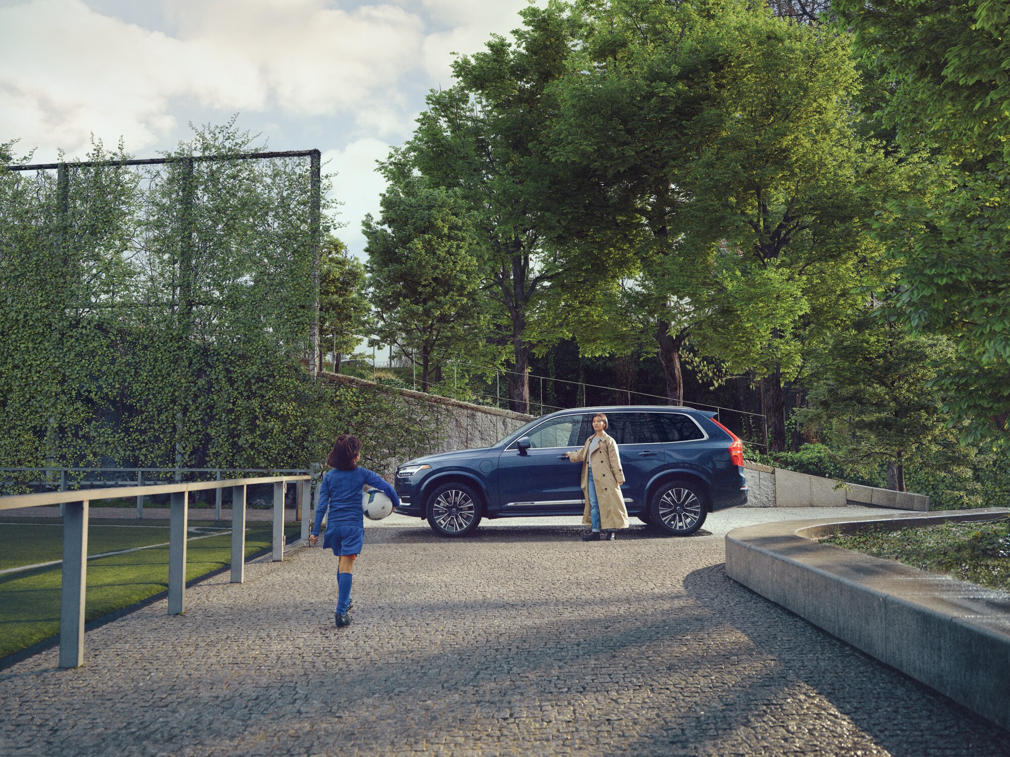Light version-FOB144_football_pickup_XC90_US.jpg