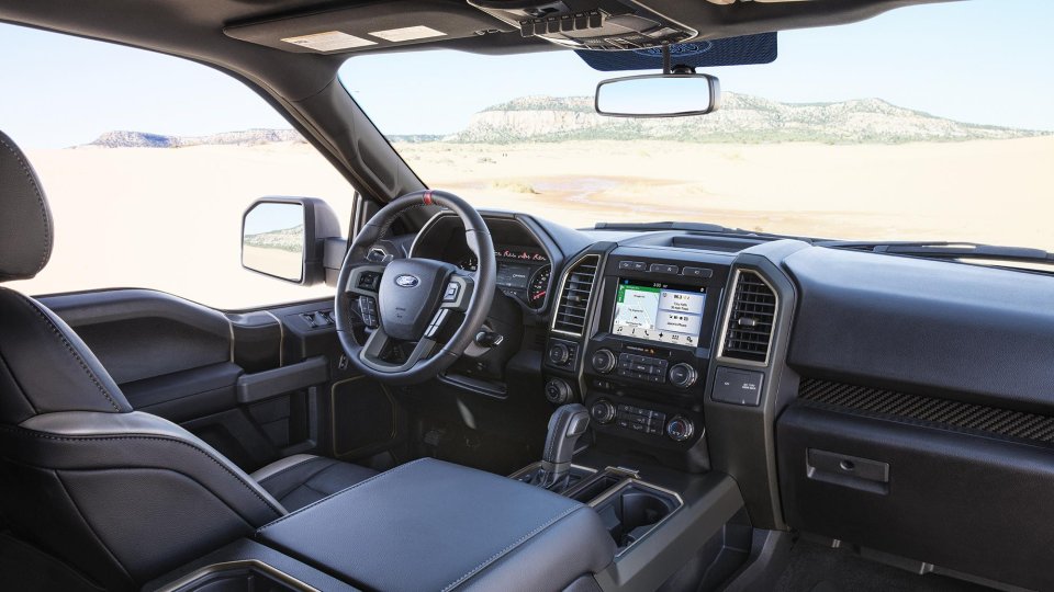 2017-ford-f-150-raptor-front-interior