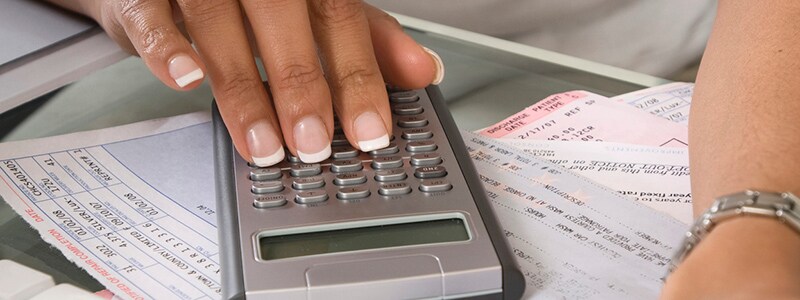 Woman budgeting to get auto finance