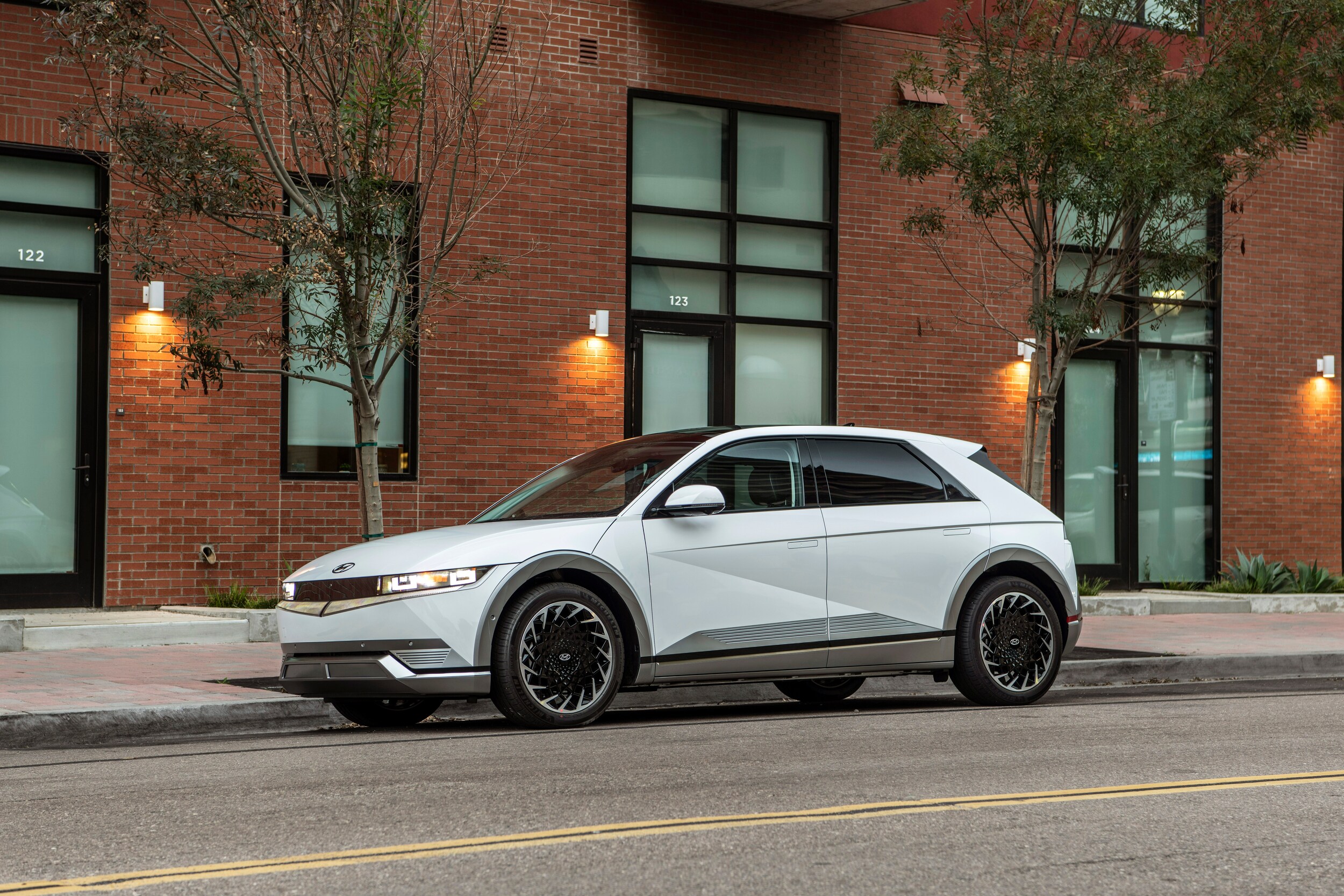Large-50885-2023IONIQ5 3.jpg