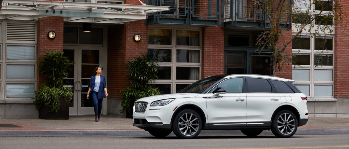 2020 Lincoln Corsair driving to pick up a women outside apartment