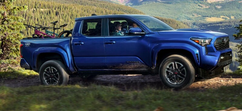 Toyota Tacoma TRD Sport 2024 mostrado en Azul Crush Metallic cerca de College Station