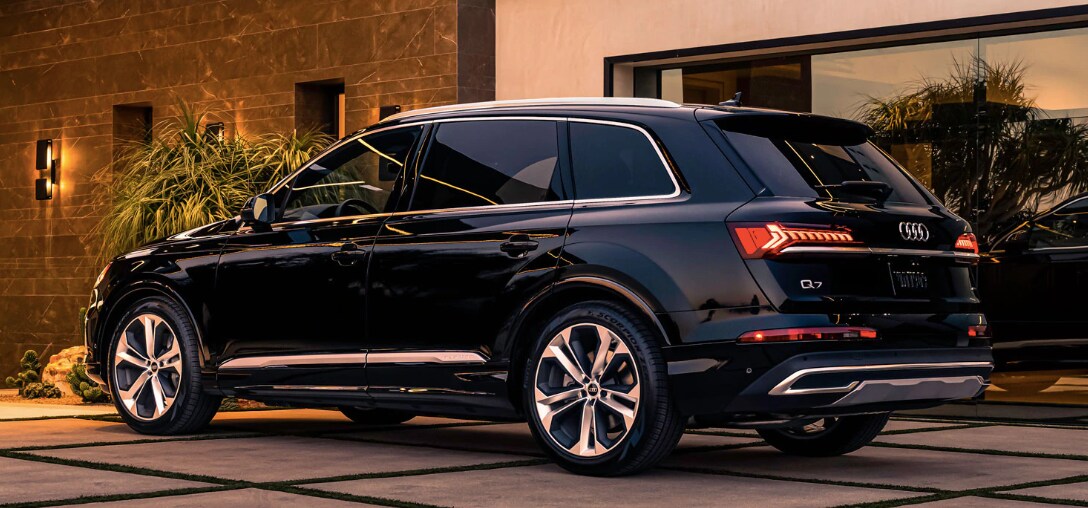 black 2023 audi q7