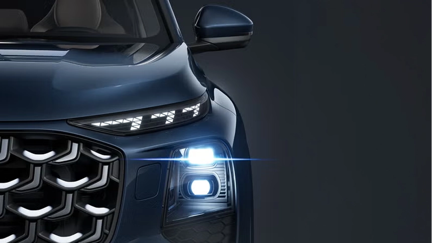 Close-up of the illuminated Digital Matrix LED headlight beside the Singleframe grille on a dark blue Audi Q7