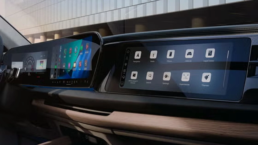 Audi Q7 dashboard showing the digital instrument cluster, MMI touchscreen and front passenger display