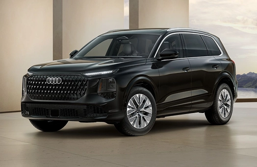 Audi Q7 Premium in black, front three-quarter view