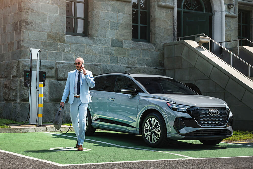 Audi Q4 e-tron branché sur une borne de recharge. Audi de Québec.