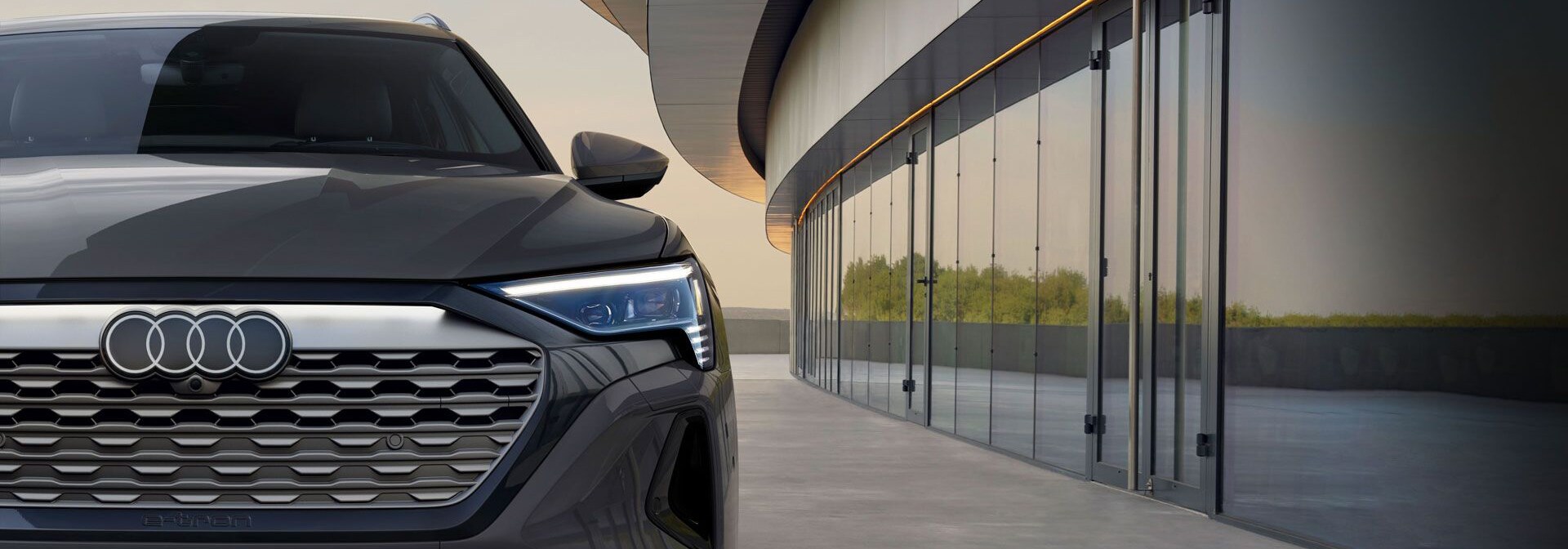 1920x1080_des1_2024_Q8_e-tron_Prestige_Magnet_Gray_4407_US_v21.jpg