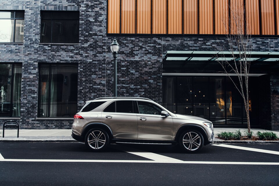 2020-MercedesBenz-GLE-3504MATIC-SUV-L07.png tan Mercedes-Benz GLE SUV parked in front of a restaurant