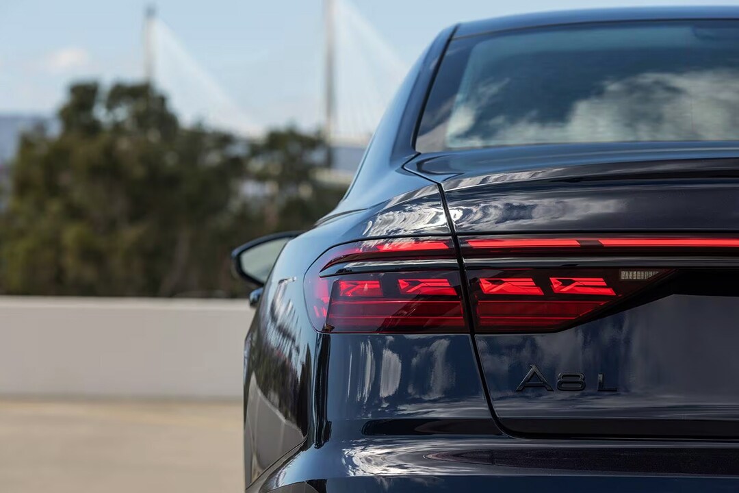 Vue arrière de l'Audi A8 prêt à partir