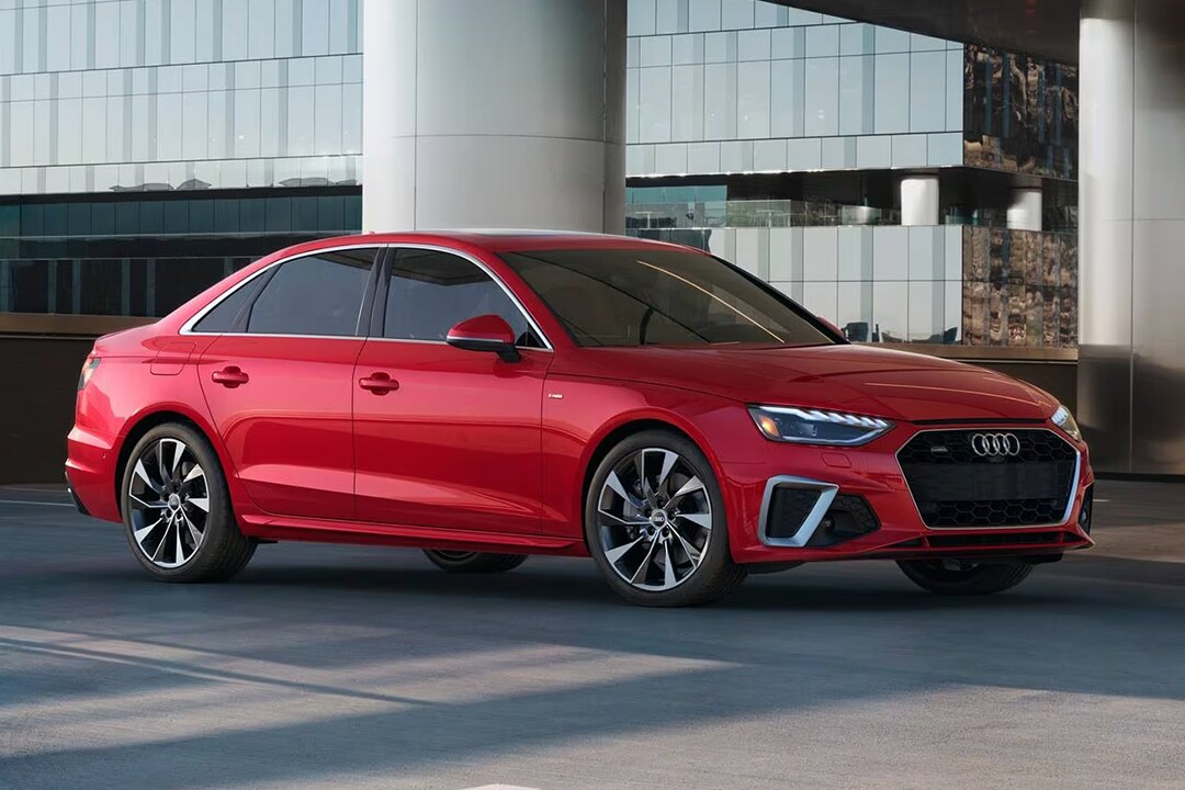 Vue de côté de l'Audi A8 dans un stationnement