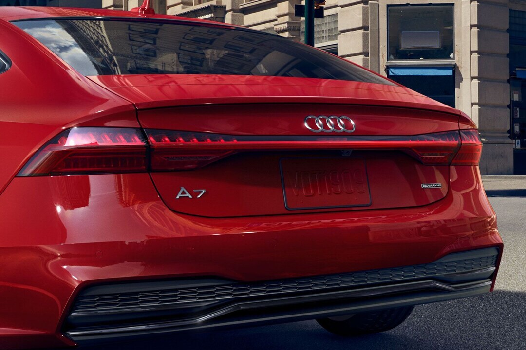 Vue arrière de l'audi A7 2023 sur route