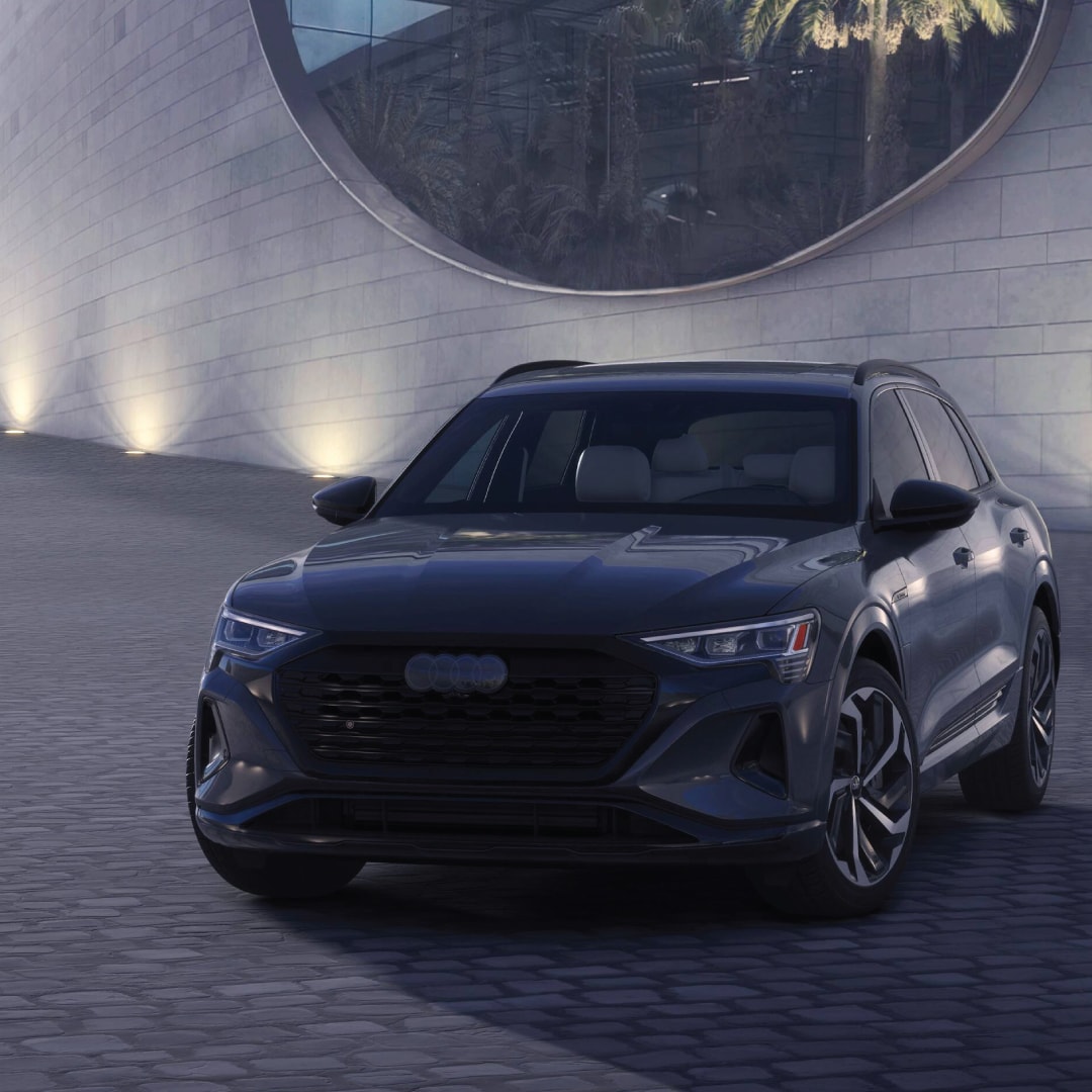 Q8-e-tron-black-optics.jpg
