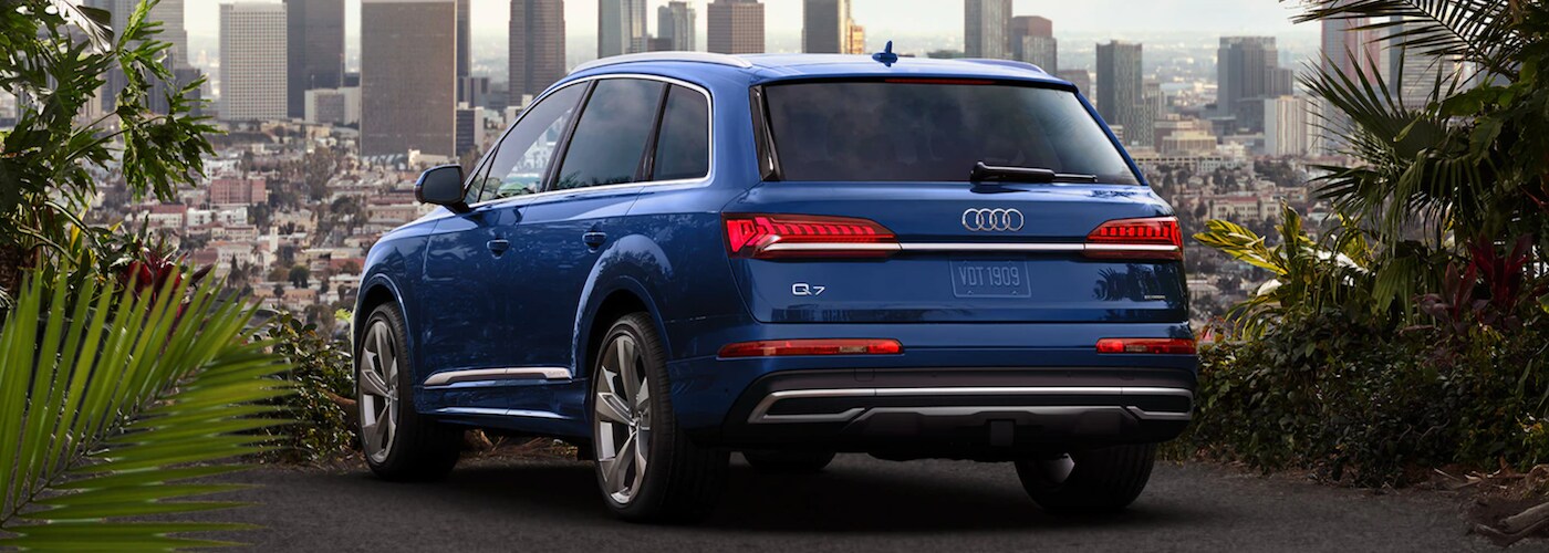 2022-audi-q7-blue-exterior-rear.png