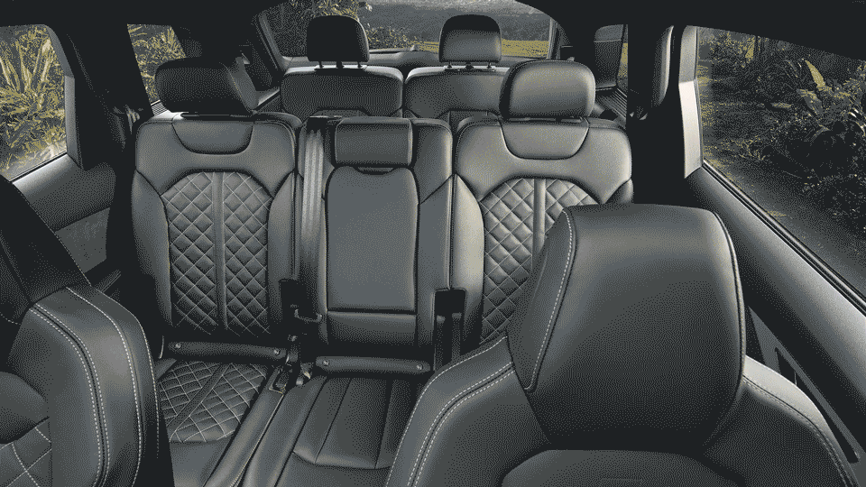 2020-Audi-Q7-011-interior-cargo-capacity.gif