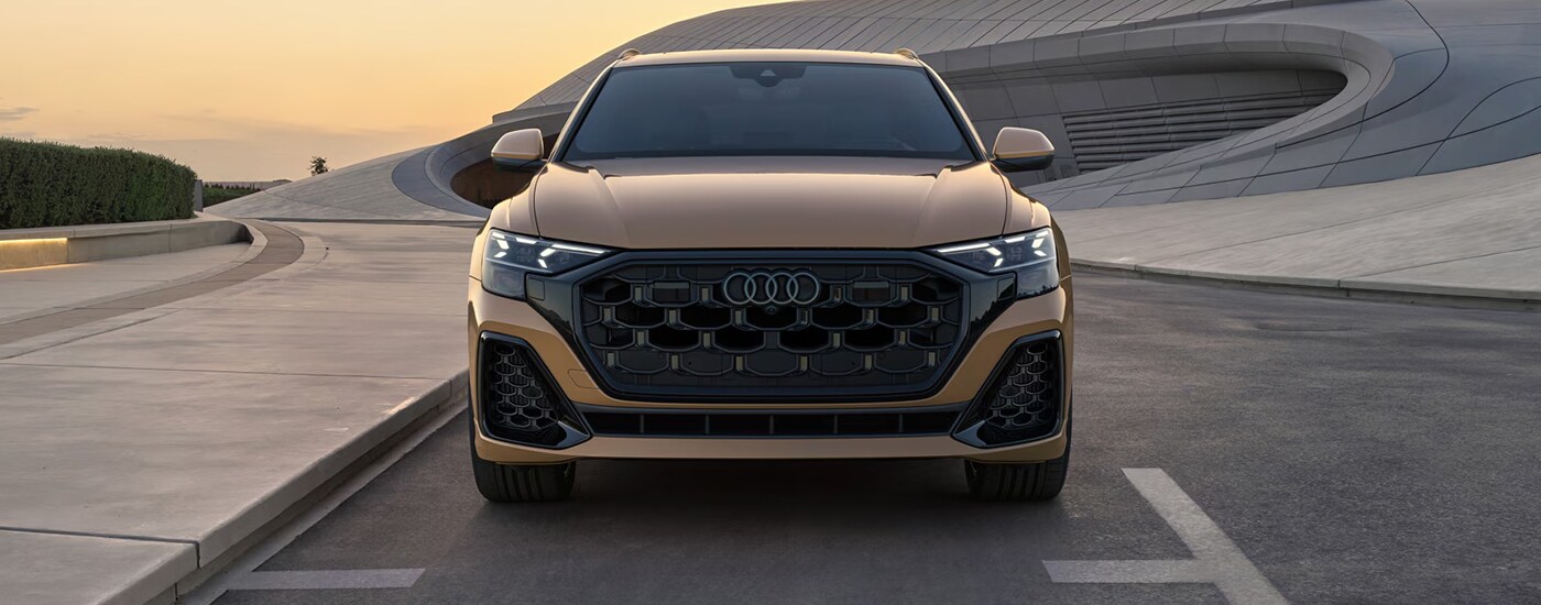 Vue avant d'une Audi 2025 en location, prêt à partir avec coucher de soleil