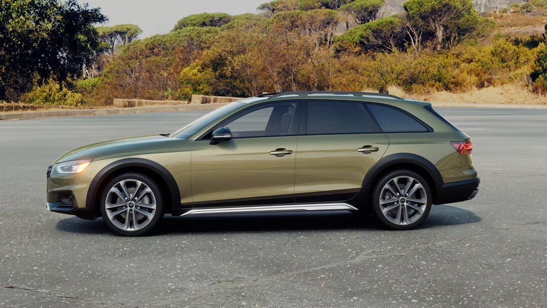 Vue latérale de l'Audi A4 allroad 2023 garé à l'extérieur.