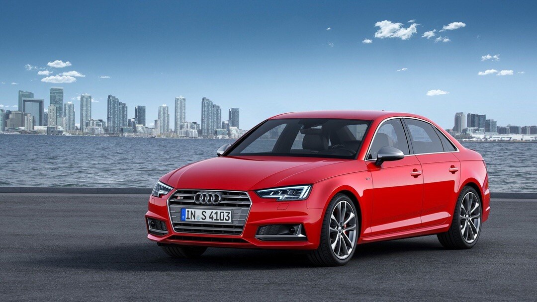 vue 3/4 avant d'une Audi S4 2018 rouge garé au bord d'un fleuve