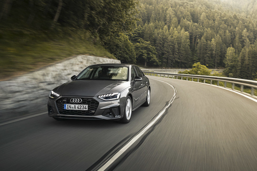 vue trois quart avant de la Audi A4 2022