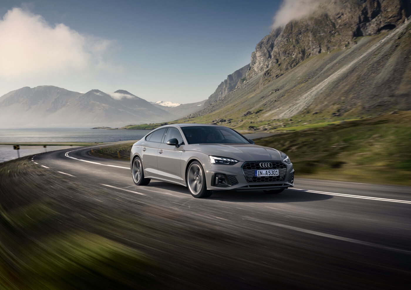 vue latérale avant de la Audi A5 2022
