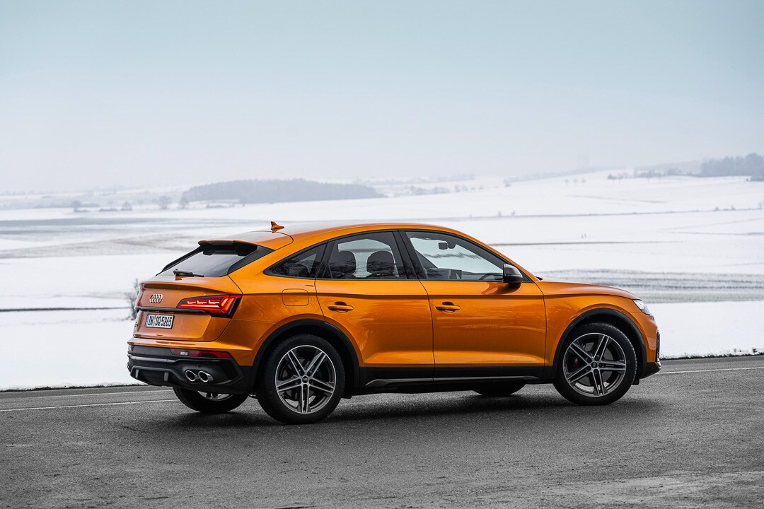 Audi SQ5 2022 stationné devant un champs en hiver