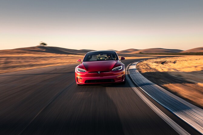 Vue avant de la Tesla Model S 2022