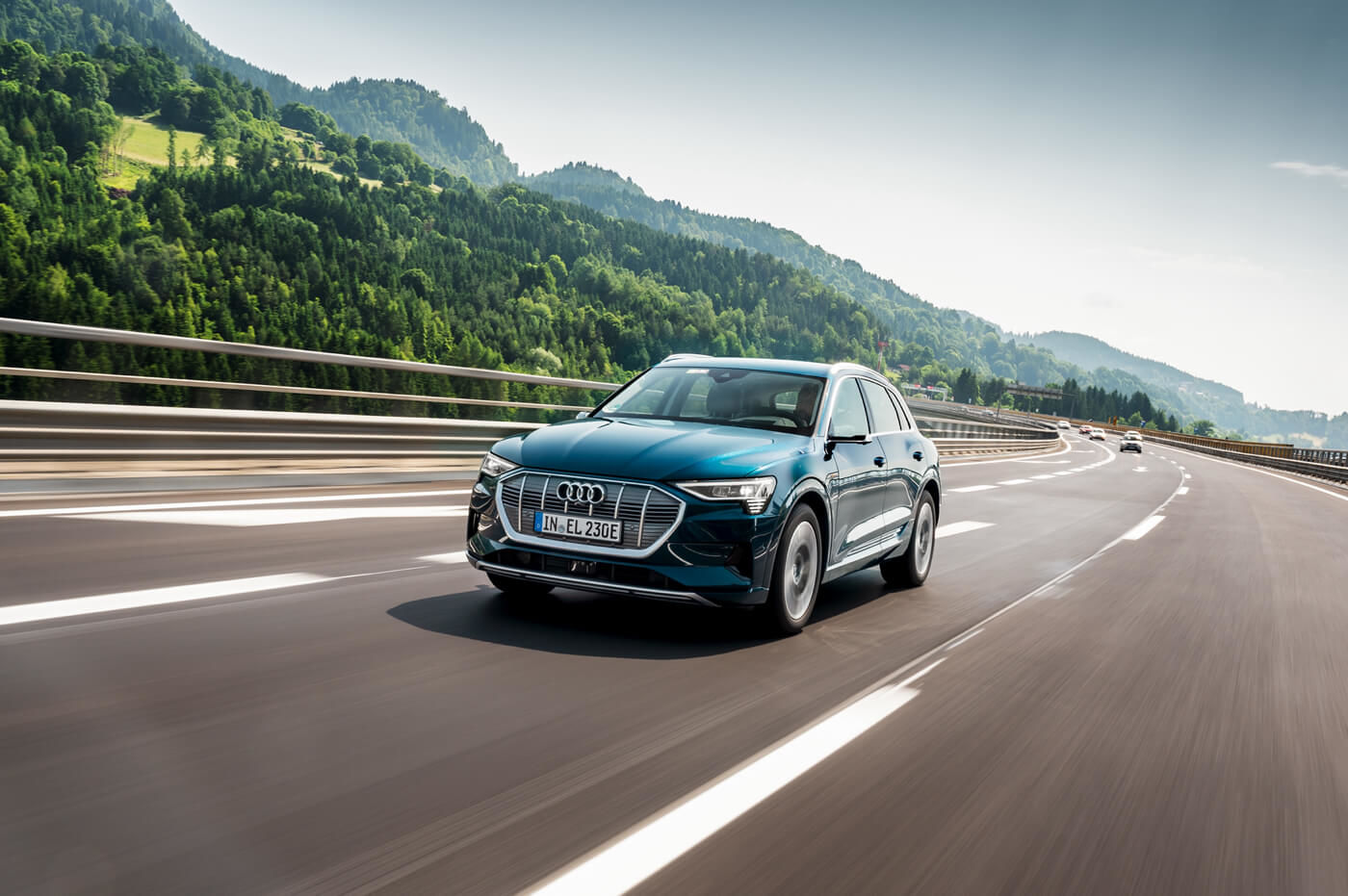 Vue 3/4 avant d'un VUS Audi e-tron 55 quattro roulant sur une grande route