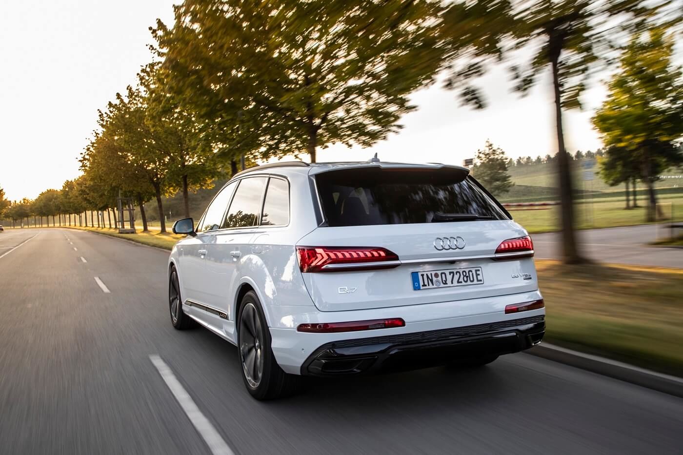 Vue 3/4 arrière d'un VUS Audi Q7 TFSI e quattro 2020 roulant sur une route