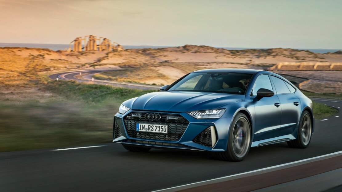 vue latérale avant d'une Audi RS 7 Performance 2023 sur une route côtière