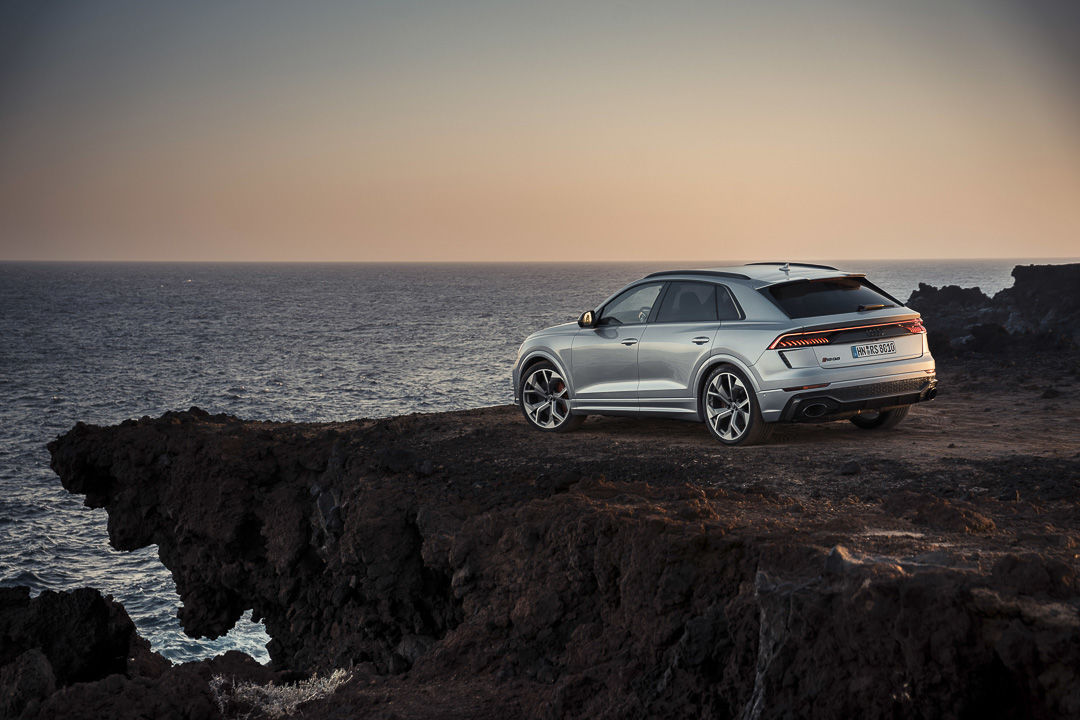 vue latérale arrière du Audi RS Q8 2022