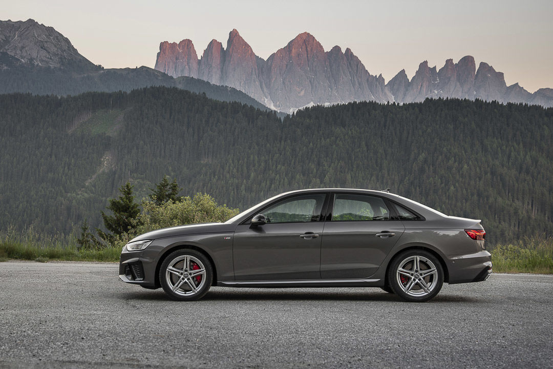 vue latérale de la Audi A4 2022