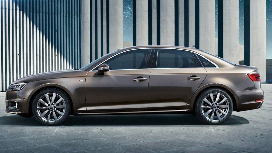 vue latérale d'une Audi A4 2018