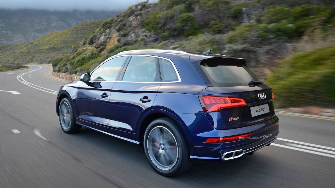 vue 3/4 arrière du VUS Audi SQ5 2018 sur la route