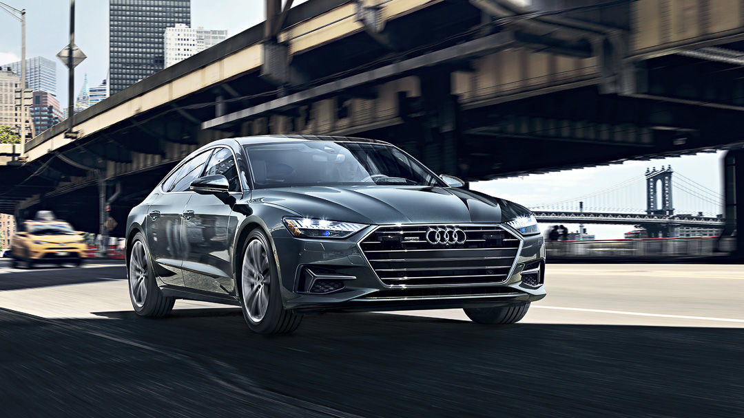 vue latérale avant de la Audi A7 Sportback 2022