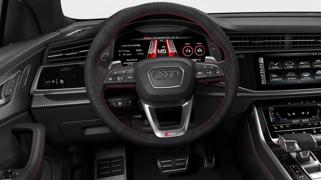 Vue de la place du conducteur derrière le volant de l'Audi RS Q8 2023.