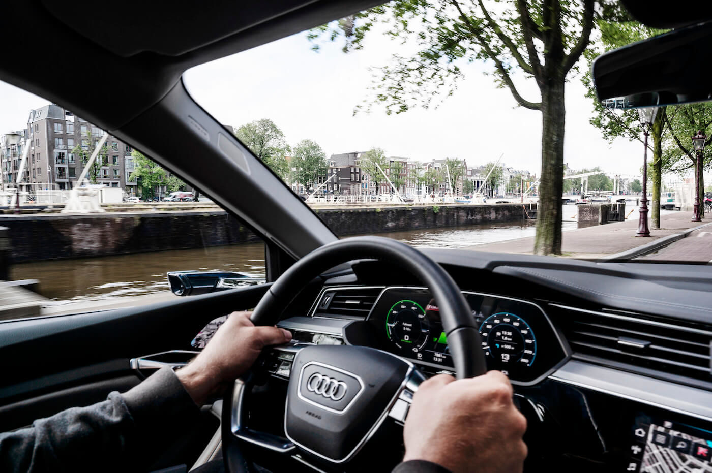 Propriétaire d'Audi au volant d'un Audi e-tron 55 quattro