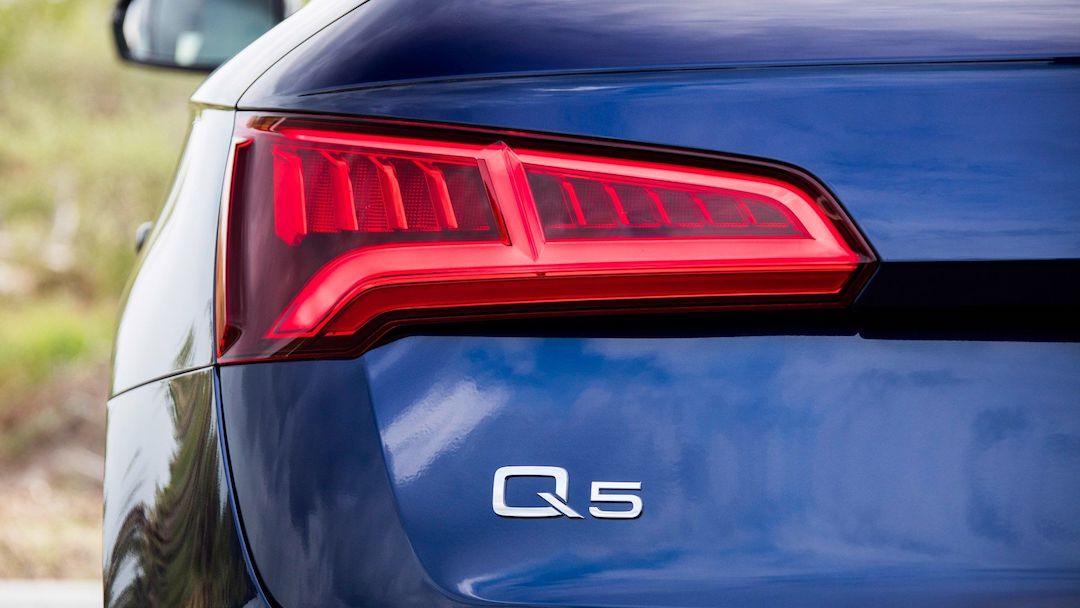 phare arrière gauche incluant l'insigne Q5 du VUS Audi