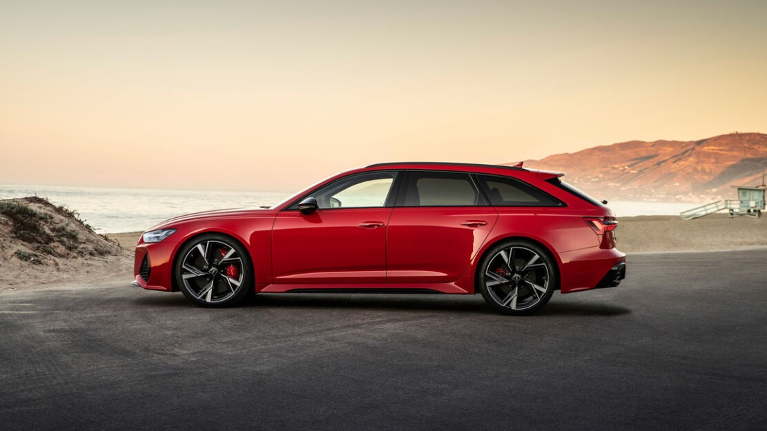 vue latérale d'une Audi RS 6 Avant 2023