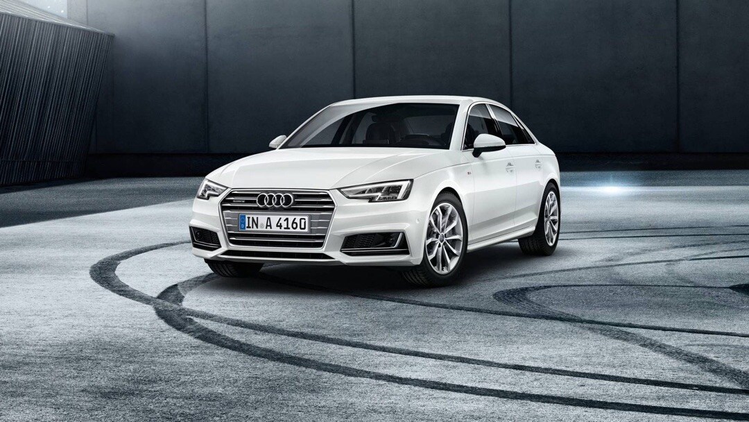 vue 3/4 avant d'une Audi A4 2018 blanc