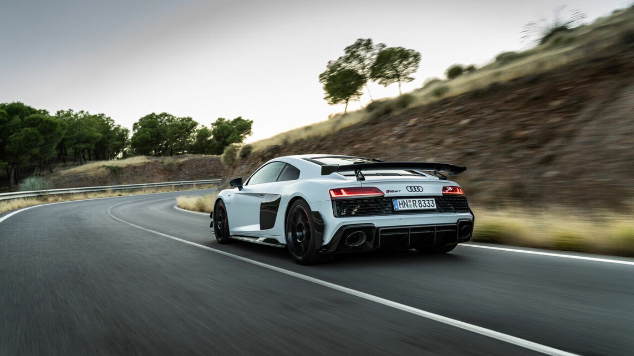 vue latérale arrière d'une Audi R8 GT 2023 sur une route de campagne