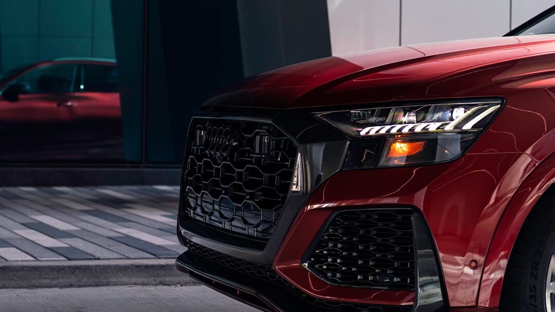 Phare avant et calandre de l'Audi RS Q8 2023.
