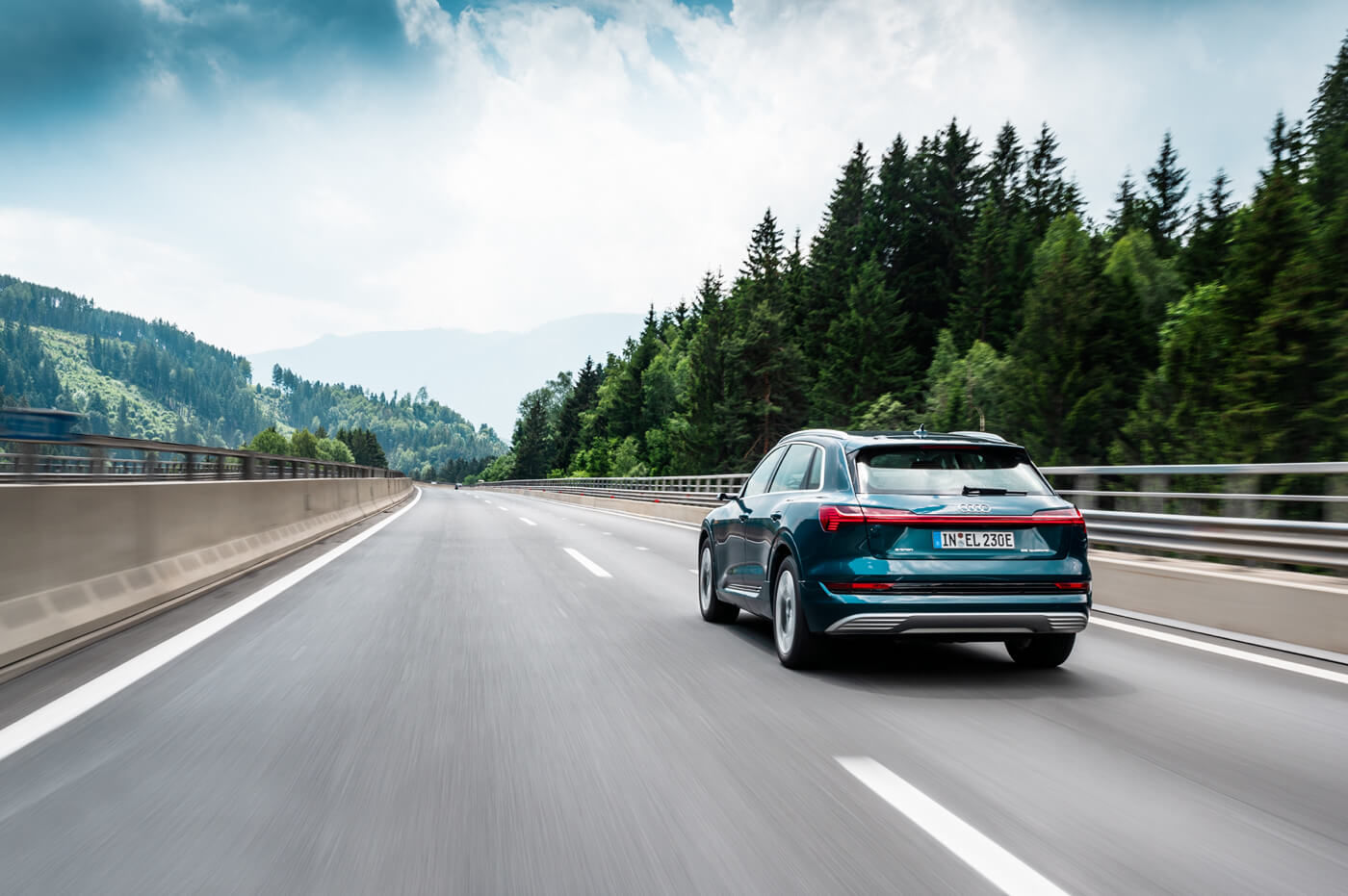 Vue 3/4 arrière d'un VUS Audi e-tron 55 quattro roulant sur une grande route