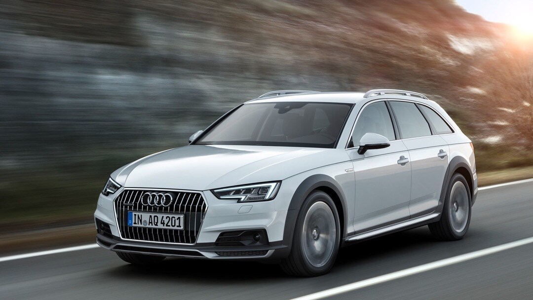 vue 3/4 avant de la Audi A4 Allroad quattro roulant sur une route