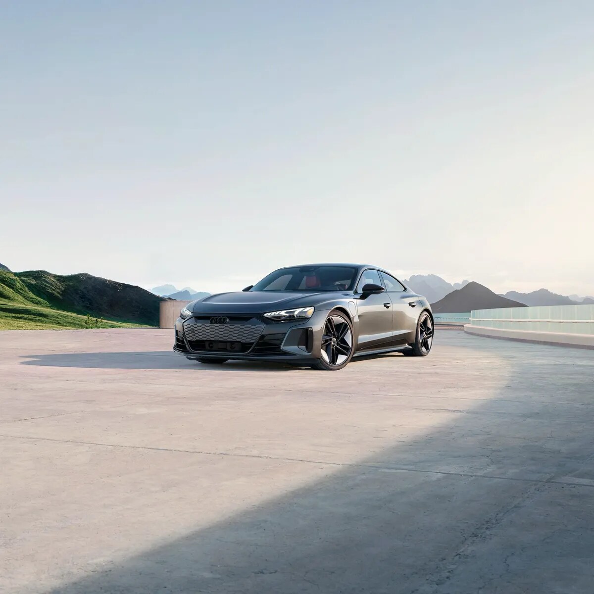 Vue 3/4 avant de la Audi électrique RS e-tron GT 2023 à l'extérieur.