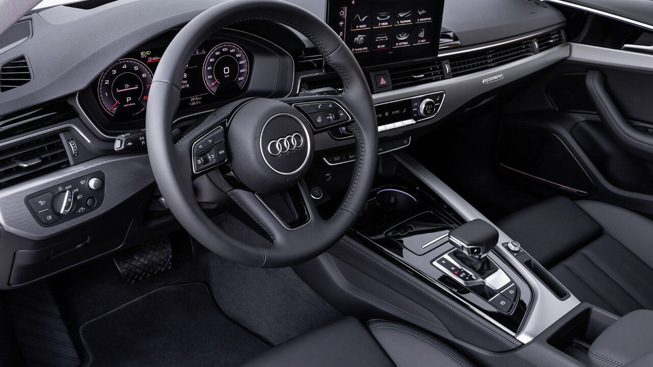 Perspective de vue de la position du conducteur d'une berline Audi A4 incluant sa planche de bord et le volant